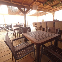 店内中央のメインテーブル席