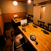 【田町駅チカ◎宴会に最適な広々空間】駅徒歩2分の好立地にあり、会社宴会や歓送迎会にぴったりの広々空間をご用意♪定番の焼き鳥から希少部位、鶏のお刺身まで多彩なメニューをリーズナブルに！1時間980円の飲み放題プランも大好評◎雰囲気ある空間で、気軽に本格鶏料理を楽しめます！