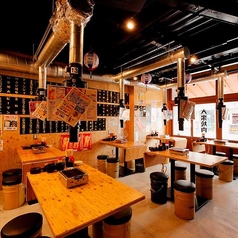 2名様～4名様でご利用いただけるテーブル席です。スペースに余裕を持たせ広々としたお席となっておりゆったりお座りいただけます。仕事帰りの飲み会や女子会、ご家族でのご利用にも◎