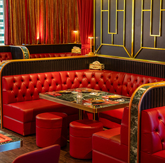 10人掛けのおおきなソファー席もご用意◎