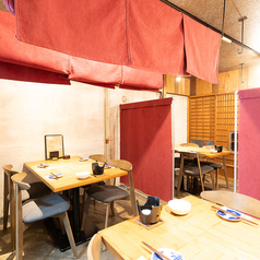 【喫煙席】仕切りを設けることが出来るので半個室の雰囲気でお楽しみいただけます。