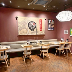 店舗奥の4名テーブル×１，2名テーブル×３　最大10名でご利用可です☆