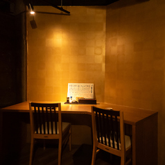 ご家族での団らんや、気心の知れたご友人との飲み会にぴったりの賑やかなスペースです。美味しい料理を囲んで会話も弾む、アットホームな雰囲気が自慢。お子様連れでも安心、みんなでワイワイ賑やかに楽しむならこの席で決まりです。