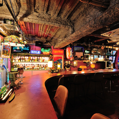 バーカウンター【会場設備】奥にお酒のボトルがずらりと並ぶ雰囲気抜群のバーカウンター。飲み放題は、こちらからお好きなドリンクをスタッフにご注文いただき、お受け取りください。