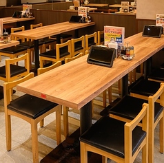 使い勝手の良い4名様席は、ご友人同士やご家族でのお食事に最適。程よい距離感で会話も弾むテーブル席です。
