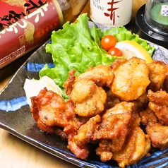 きりっと冷えたビールに合う！鶏のからあげの写真