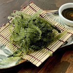 県産「海ブドウ」は704円(税込)！泡盛やオリオンビール等、沖縄名産のお酒にぴったりな一品が多彩♪