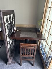 窓際のテーブルです。お隣とは仕切りで区切っております。