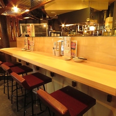 お一人様も大歓迎のカウンター席のご用意ございます。仕事帰りにサクっと一杯飲みたい！という気分の時にもオススメです！当店自慢の海鮮料理をつまみながら美味しいお酒をご堪能下さい♪