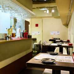 店内奥にある隠れたお席はカウンター使用になっております!!通常のテーブル席よりも座面が高く、こじゃれたバーのような空間でお食事が可能♪オープンフロアだけど、オープン感が少ない隠れ家風のお席になっています！【蒲田 俺の 焼き鳥 炭火 コスパ 宴会 女子会 歓送迎会 飲み会 飲み放題 貸し切り】