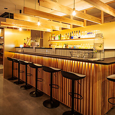 バーカウンターで目の前でお酒を作る様子を眺めながらお酒をお楽しみいただけます。