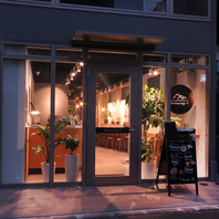 天神南駅からすぐの、朝から夜までくつろげるカフェです