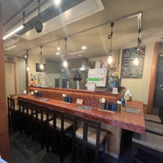 スパイスの香りが一番楽しめる特等席です♪お一人様でも気兼ねなく過ごせるアットホームな雰囲気が魅力！マスターとの会話を楽しんだり、目の前で料理が出来上がるライブ感も味わえますよ◎仕事帰りのサク飲みや、カップルでのデート利用にも人気のお席です。自分だけの美味しい時間をゆっくりとお楽しみください！