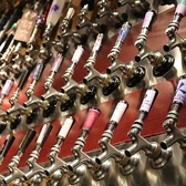 私たちが扱うクラフトビールは、醸造所から届いた樽をそのまま繋いでも美味しい状態でお出しすることができません。ポパイでは専属のセラーマンが日々徹底した管理を行い、最も美味しい状態でビールを提供しております。