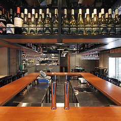 カウンター席は、開放的な空間で料理人の技を間近で楽しめる特別な場所です。臨場感あふれる食事体験が魅力です。