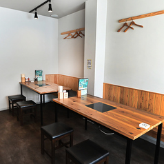 4～6名掛け用のテーブル席が3卓ございます。