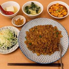 当店に人気の豚肉黒炒飯から麻婆豆腐などなど様々ご用意