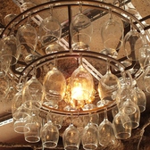 なんと!!オシャレなシャンデリアは…ワイングラス♪当店こだわりの空間でゆったりお食事を♪