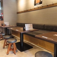 店内は明るく落ち着いた雰囲気で開放的♪