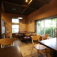 心地よい照明と窓の外の緑が爽やかな店内♪