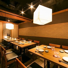 6~12名様でご利用いただける個室は中規模な宴会や会食、接待、ご家族の集まりに最適な広さです。落ち着いた照明と木の温もりを感じる空間で、周囲を気にせずゆったりと過ごせます。完全個室のためプライベート感も抜群。会話も弾み、上質な料理とともに和やかなひとときを演出します。特別な日や大切な集まりにふさわしい