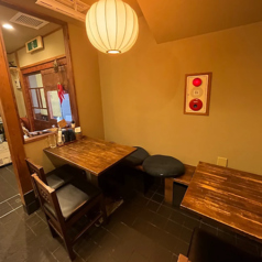 木の温かみを感じる落ち着いたテーブル席♪3~4名様での女子会や、友人同士の飲み会にぴったりです!スパイス料理やお酒をシェアしながら、周りを気にせず会話も弾みます◎ゆったりとくつろげる空間なので、ついつい長居してしまうお客様も…!?美味しいアテを囲んで、楽しいひとときをお過ごしください☆