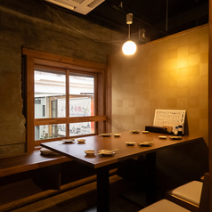 個室は2名様からご予約可能です。25名様までの会社飲み会や歓送迎会にもぴったりな個室です。扉付きのプライベート空間なので、一体感のある最高の宴会が叶います。広いテーブルで自慢の料理を囲みながら、みんなでワイワイ楽しみましょう。