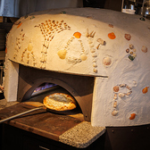 店内にはピザを美味しく焼き上げるための釜があります!高温で1~2分と短時間で焼くことで、外はカリッと中はふわっとした生地の食感に◎またドーム型であることで熱を均一に反射。ピザ全体にまんべんなく伝える効果があり、生地の焼き上がりが均一で、トッピングもバランスよく加熱されます。