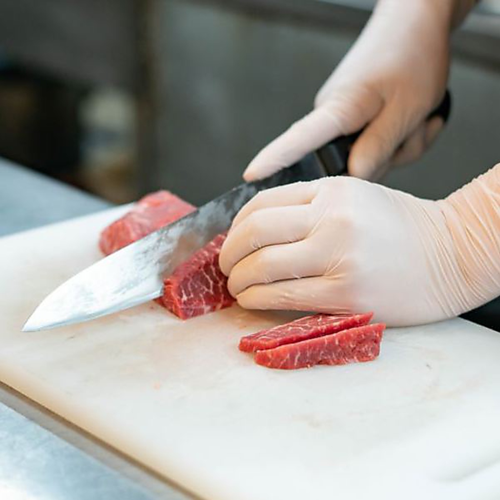 お肉の部位に合わせてお店で手切りしています◎ミートアカデミーで学んだプロの技が冴えわたる切り方