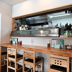 カウンター席ございます。