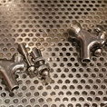 TAPやビールホースの洗浄は定期的に行います。ビールホースに薬剤を通し、TAPを分解して洗浄します。薬剤を流した後は十分に水を流し、最後に経験を積んだセラーマンがその水を飲んで薬剤の残留がないことを確認しており安心です◎