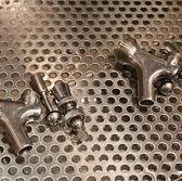 TAPやビールホースの洗浄は定期的に行います。ビールホースに薬剤を通し、TAPを分解して洗浄します。薬剤を流した後は十分に水を流し、最後に経験を積んだセラーマンがその水を飲んで薬剤の残留がないことを確認しており安心です◎