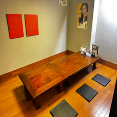 4名様からの少人数でご利用いただける座敷。靴を脱いでリラックスできる和の空間は、日常の喧騒を忘れられる時間を提供します。少人数での集まりにも対応しているため、特別な時間を共有したい方にはもってこい！美味しい料理と自慢のお酒が、味わい深いひとときを演出します★大切な人と素敵な時間を過ごしてみませんか？