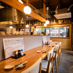 「今日は一杯だけ…」なんてサク飲みや、自分へのご褒美を楽しむお一人様も大歓迎です。職人の手さばきを眺めながら、肩を並べて語らうデートにもぴったり。目の前で仕上がる料理の香りに、ついついお酒が進むあなただけの特等席です。