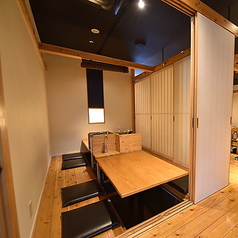 12~18名様対応の広々とした個室は、会社のご宴会や親族での集まりなど、大人数でのご利用に最適です。和の趣が感じられる落ち着いた空間で、周囲を気にせず会話と料理を楽しめます。ゆとりあるレイアウトで、長時間でも快適に過ごせる設計。完全個室なのでプライバシーも確保され、フォーマルな場にもぴったりです。