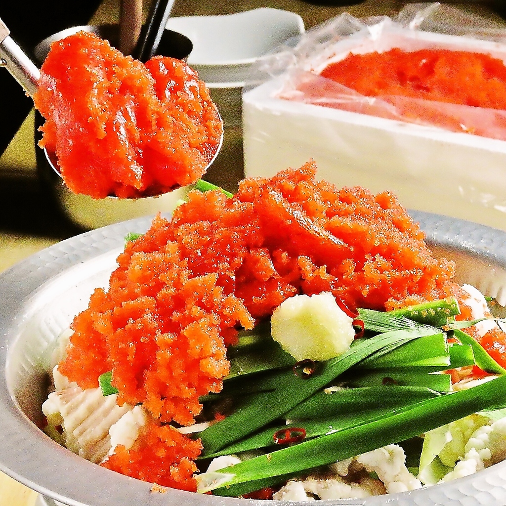 【博多名物】コクが自慢！濃厚味噌or秘伝醤油のスープが選べる本気もつ鍋に明太子をたっぷり乗せて♪