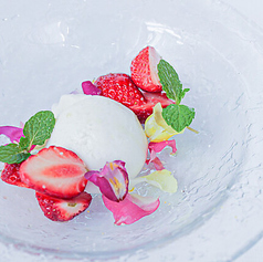 季節のフルーツとブッラータチーズのカプレーゼ