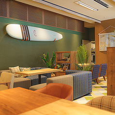 ハワイを彷彿とさせるゆったりとしたソファー席は、グリーンとサーフボードがお洒落な空間を演出。開放的でリラックスできる雰囲気の中で、日々の喧騒を忘れ、ゆるりとした時間をお過ごしいただけます◎ご夫婦や恋人との会話、ご友人との賑やかなひとときにも最適です！当店自慢の料理と共に、贅沢な時間をご堪能ください。