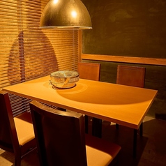 【4名様×3卓】4名様がけのテーブル席を3卓ご用意しております。ご家族やご友人同士の集まりに最適です☆本場大阪焼肉とアラカルトメニューで楽しい時間をお過ごしいただけます。