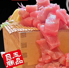 見た目だけじゃない！鮮度と味に自信あり！当店の目玉商品【マグロこぼれ枡盛り】の写真