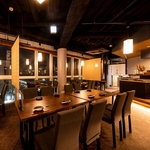 和モダンなスタイリッシュな店内。落ち着いた雰囲気の中で、ゆっくりお食事をお楽しみいただけます。