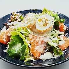 半熟卵とサーモンシーザーサラダ