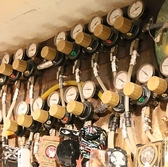 ビールはそれぞれ美味しいガスの量があります。そのガスの量にあった圧力でビールを押し出す事で、ビールは美味しい状態で注ぐ事が出来ます。安定したガス圧を保つためTAPに余裕を持たせ工夫を凝らしています。