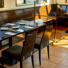 普段の食事から特別な記念日まで、様々なシーンでご利用いただけるテーブル席を多数ご用意しています。落ち着いた空間で、大切な方との食事を心ゆくまでお楽しみください。お客様の用途に合わせて、最適な席をご案内いたします。