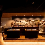 カウンター席がございます。調理風景を目の前でお楽しみいただけます。自慢の逸品とお酒を心ゆくまで
