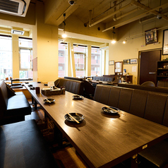 2Fの大部分を占めるソファ席は居心地抜群！解放感ある高い天井と大きめの窓がより一層の居心地を演出します!!店内奥にある階段を登るとたどり着くこのフロア席はちょっぴり秘密基地感？【蒲田 俺の 焼き鳥 炭火 コスパ 宴会 女子会 歓送迎会 飲み会 飲み放題 貸し切り】