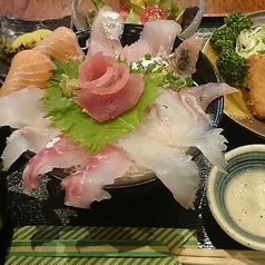 【ボリューム満点】魚好きには堪らない♪当店人気No1の海鮮丼ランチ1200円(税込)〜ご用意◎の写真