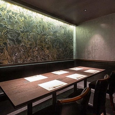 5名様よりご利用いただけるお席となっております。最大18名様までの大人数でもご利用可能なお席もご用意しております。お気軽にご相談ください。※席のみの予約はご遠慮ください。