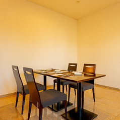 2名様から12名様までご利用可能なテーブル個室をご用意しております。他のお客様を気にすることなく、プライベートな空間でゆったりと食事を楽しみたい方におすすめです。デートや女子会、家族での食事など、多様なシーンでご利用いただけます。