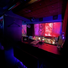 カウンター ペアシートcharge1組様 1000円※金・土・祝前は1200円　　　　　　カウンターにパーテションを設置し、個室の良さとカウンターの良さを掛け合わせたハイブリッドなお席です♪